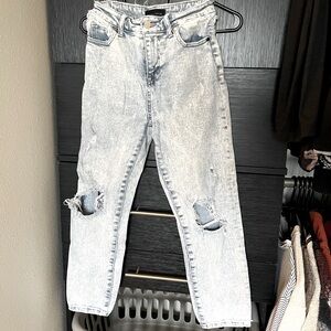 Kendall and Kylie light wash jean. Super flattering size 3